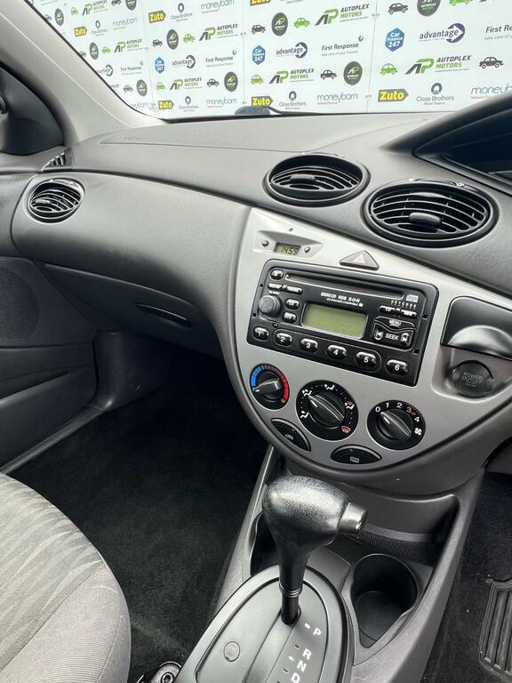 Ford Focus Hatchback 1.6I 16V Zetec 200404 Green #6