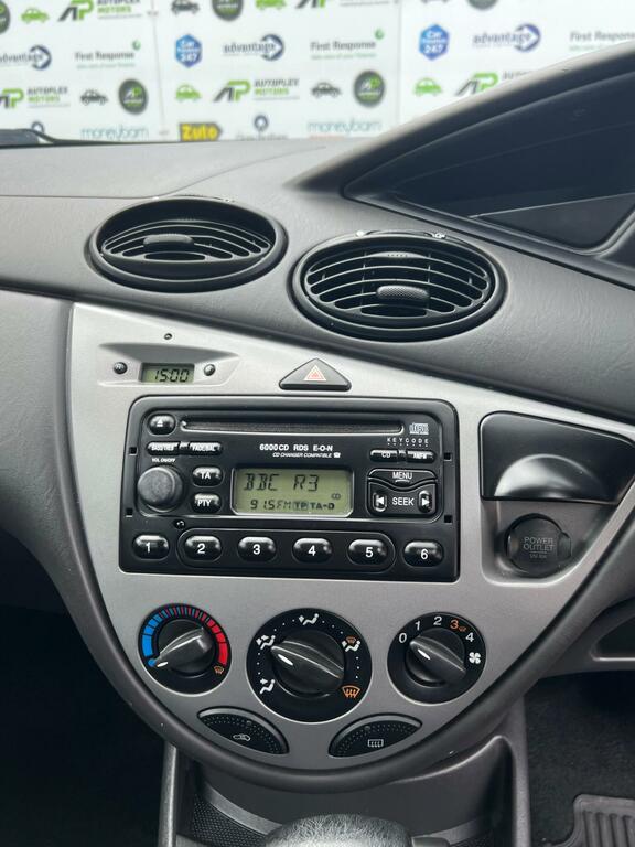 Ford Focus Hatchback 1.6I 16V Zetec 200404 Green #4