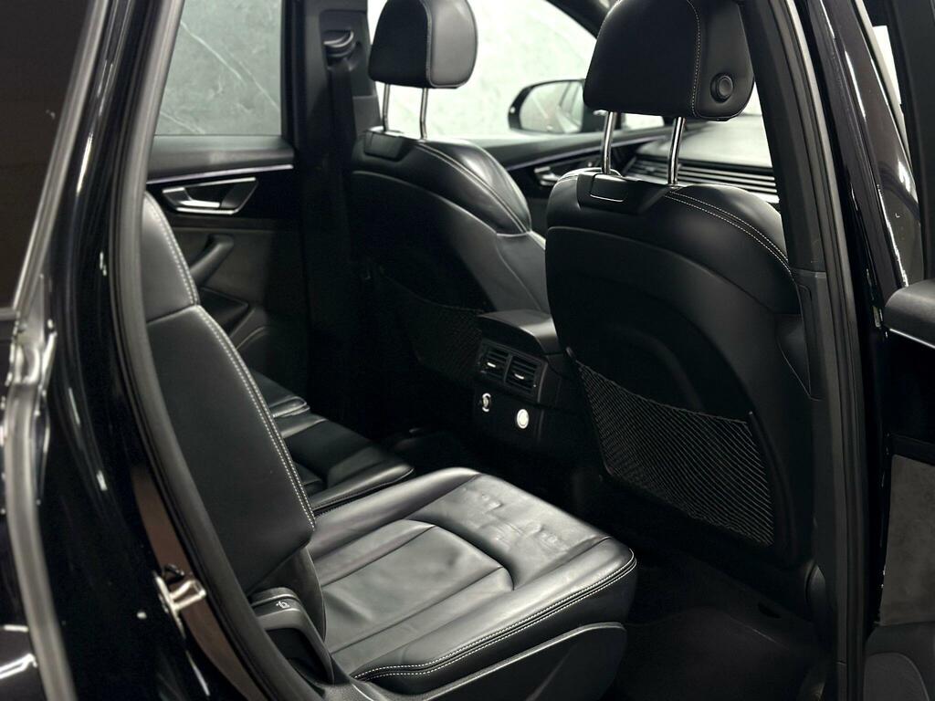 Audi Q7  Black #39