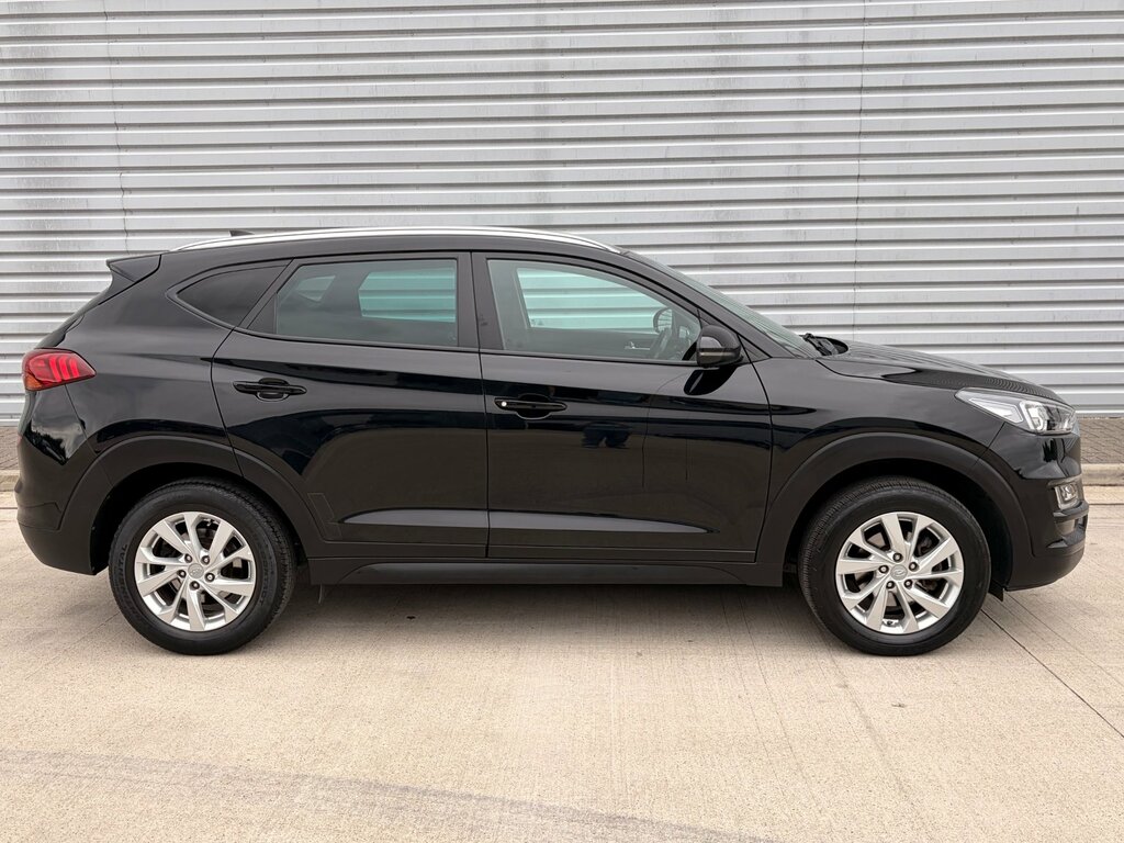 Hyundai Tucson 1.6 Gdi Blue Drive Se Nav Suv Eu ML68RVR Black #2