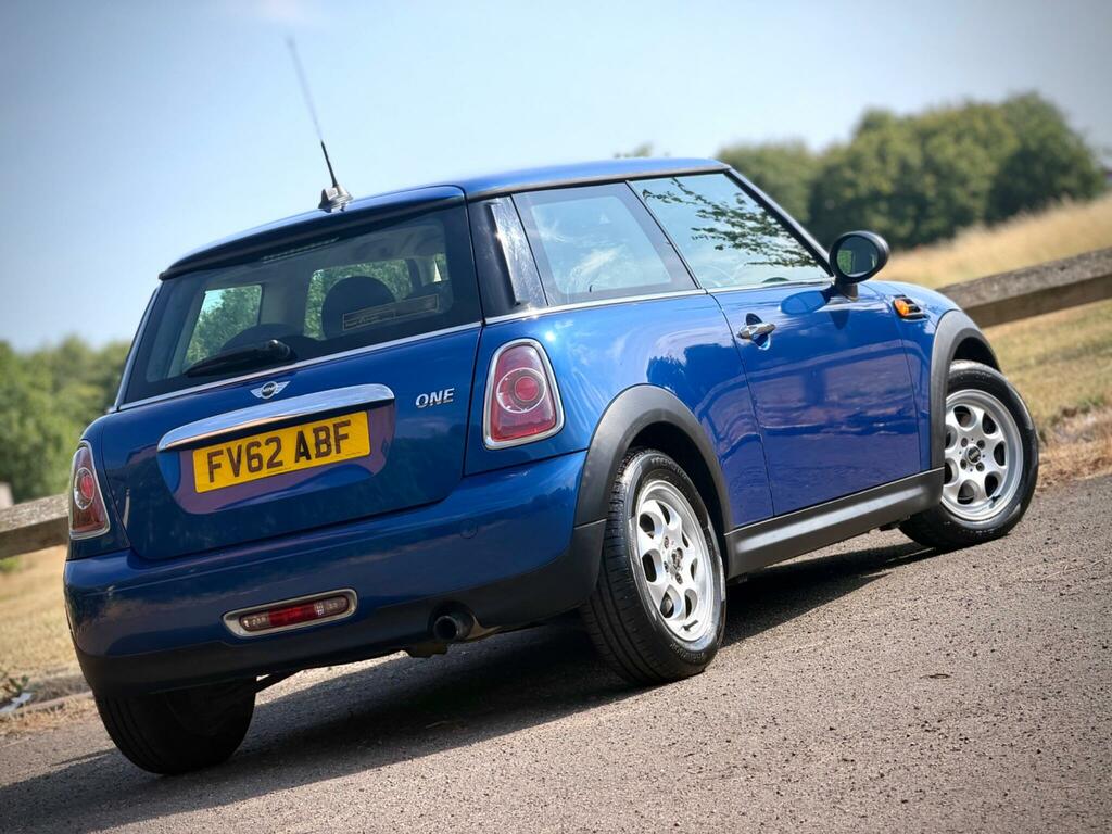 Mini Hatch 1.6. White. Sporty Little Car White #9
