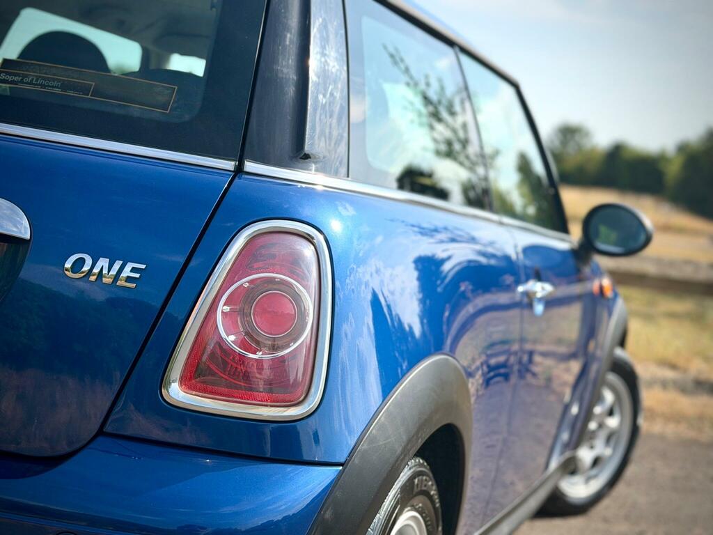 Mini Hatch 1.6. White. Sporty Little Car White #13