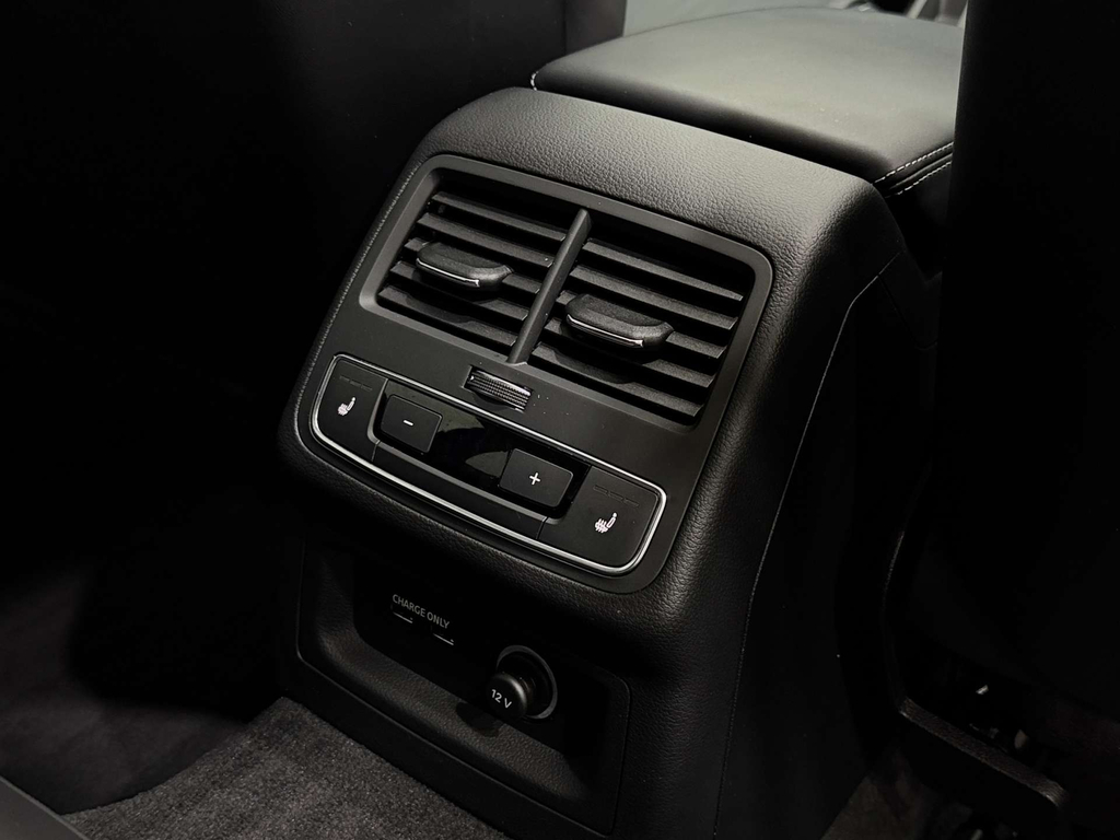 Audi RS4 Carbon Black Black #15