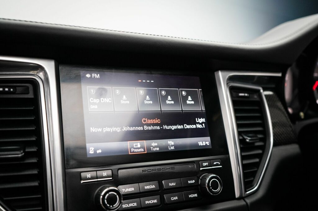 Porsche Macan Turbo Pdk White #42