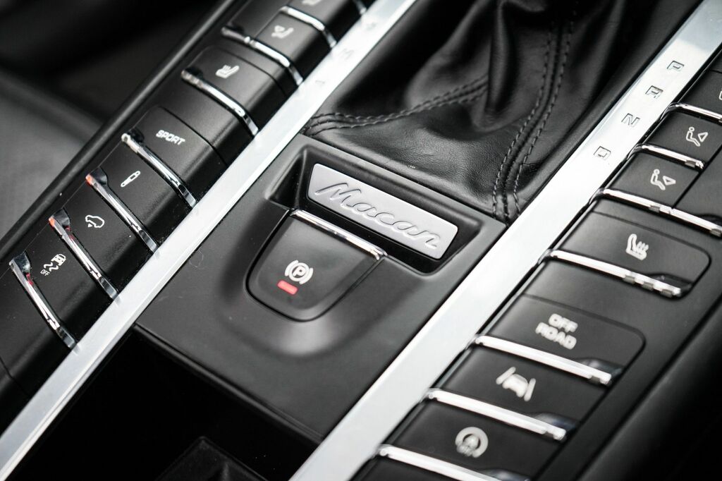 Porsche Macan Turbo Pdk White #49