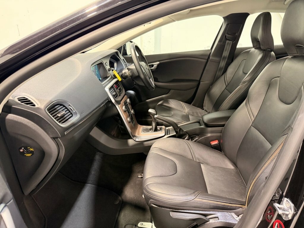 Volvo V40 Cross Country 2L Pro Black #6