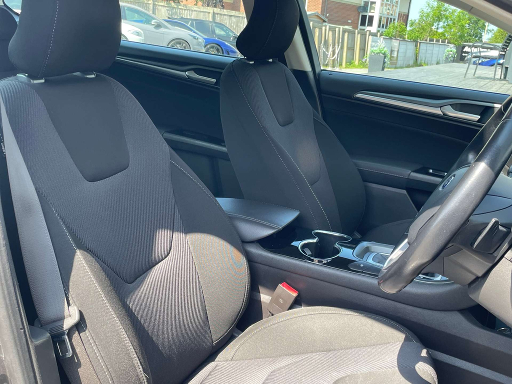 Ford Mondeo Hatchback Black #19