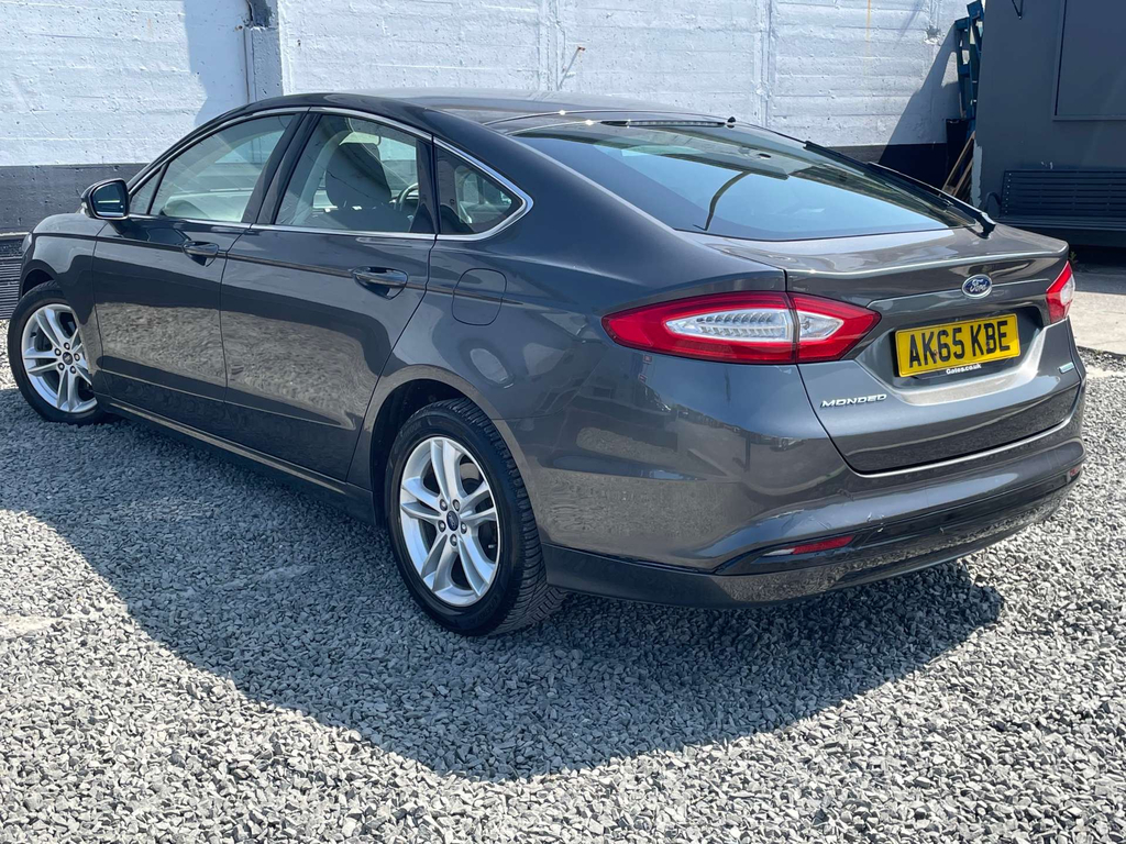 Ford Mondeo Hatchback Black #8