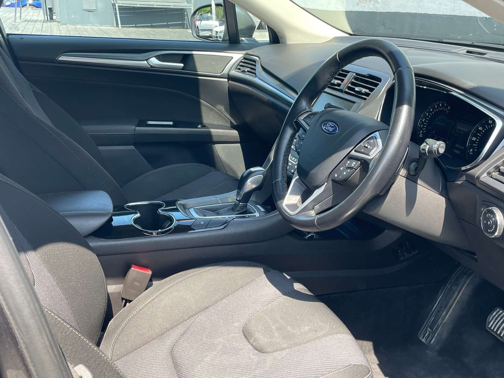 Ford Mondeo Hatchback Black #18