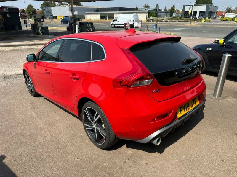 Volvo V40 D2 122 R Design Edition Red #3