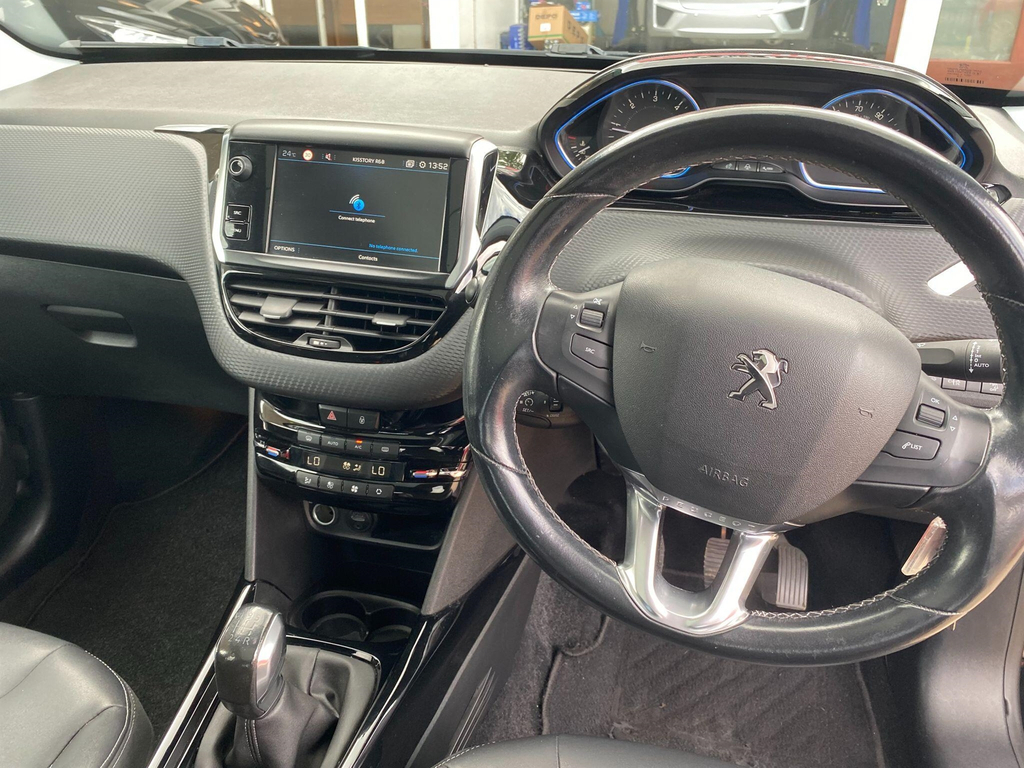 Peugeot 2008 1.6 Bluehdi Allure Premium Euro 6 Black #4