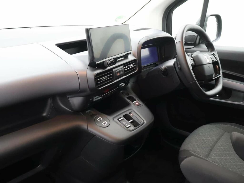 Vauxhall Combo-e Life 100Kw Ultimate XL 52Kwh 7. Black #9