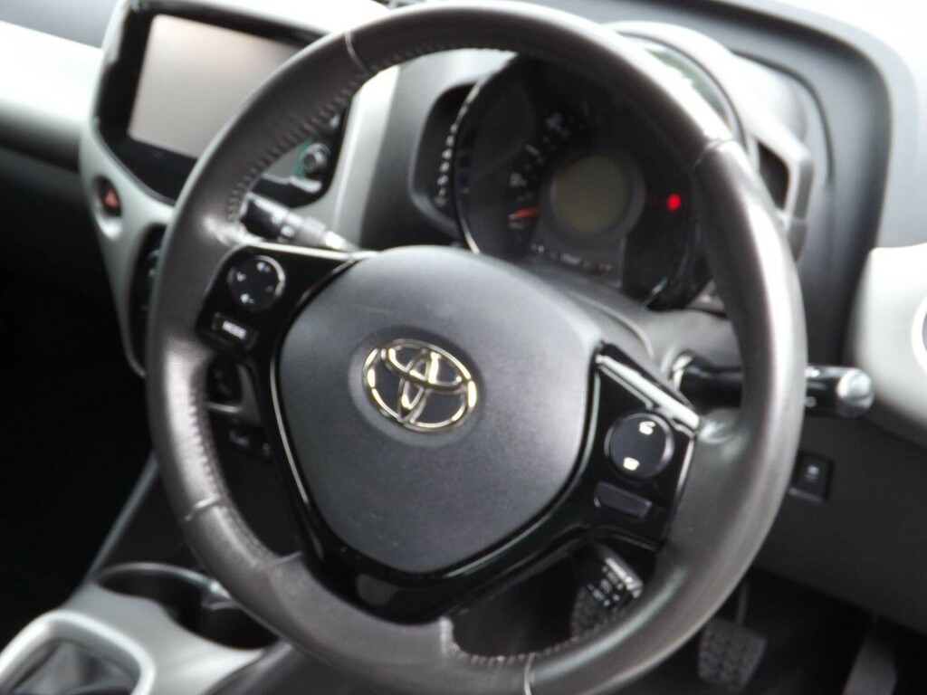 Toyota Aygo 1.0 Vvt-i X-play White #4