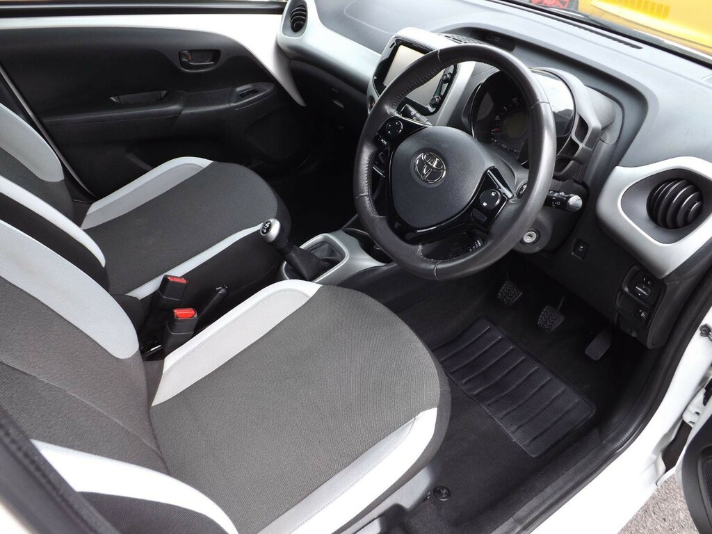 Toyota Aygo 1.0 Vvt-i X-play White #3