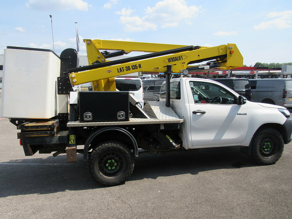 Toyota HILUX D-4d Active Access Platform Cherry Picker 4X4 White #2