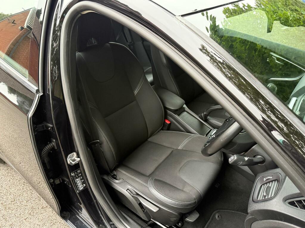 Volvo V40 T2 122 Momentum Nav Plus Black #29