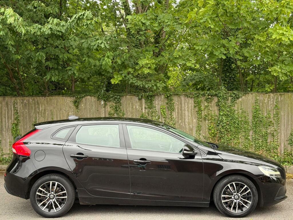 Volvo V40 T2 122 Momentum Nav Plus Black #7