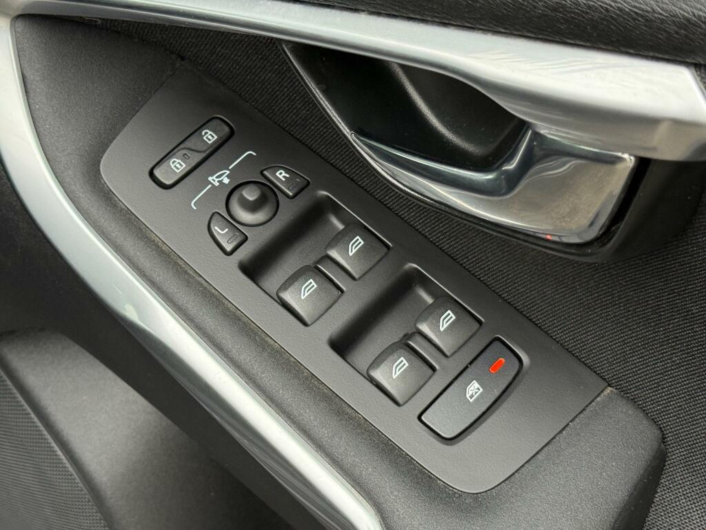 Volvo V40 T2 122 Momentum Nav Plus Black #31