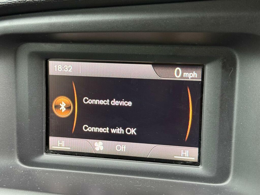 Volvo V40 T2 122 Momentum Nav Plus Black #23