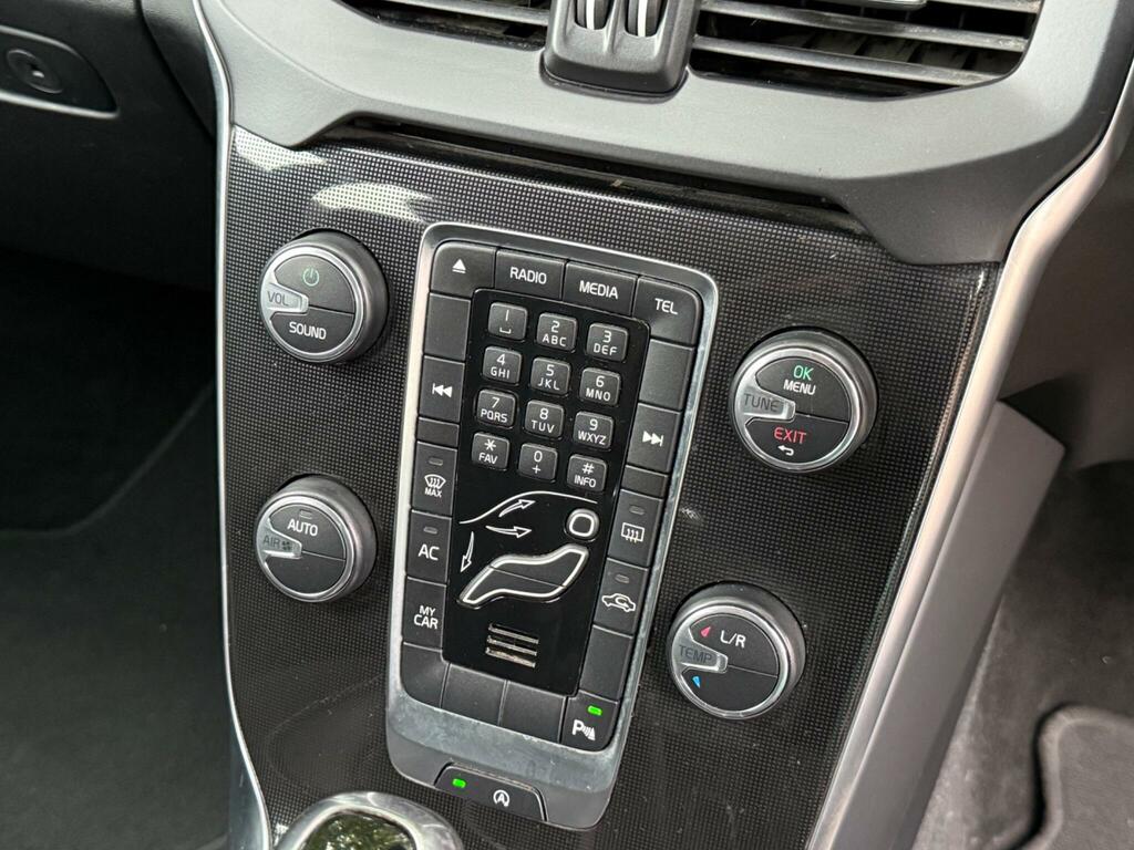 Volvo V40 T2 122 Momentum Nav Plus Black #14