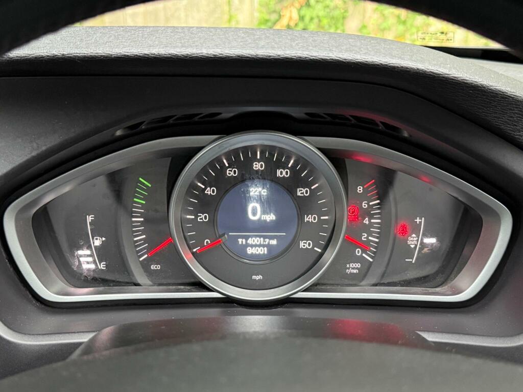 Volvo V40 T2 122 Momentum Nav Plus Black #24