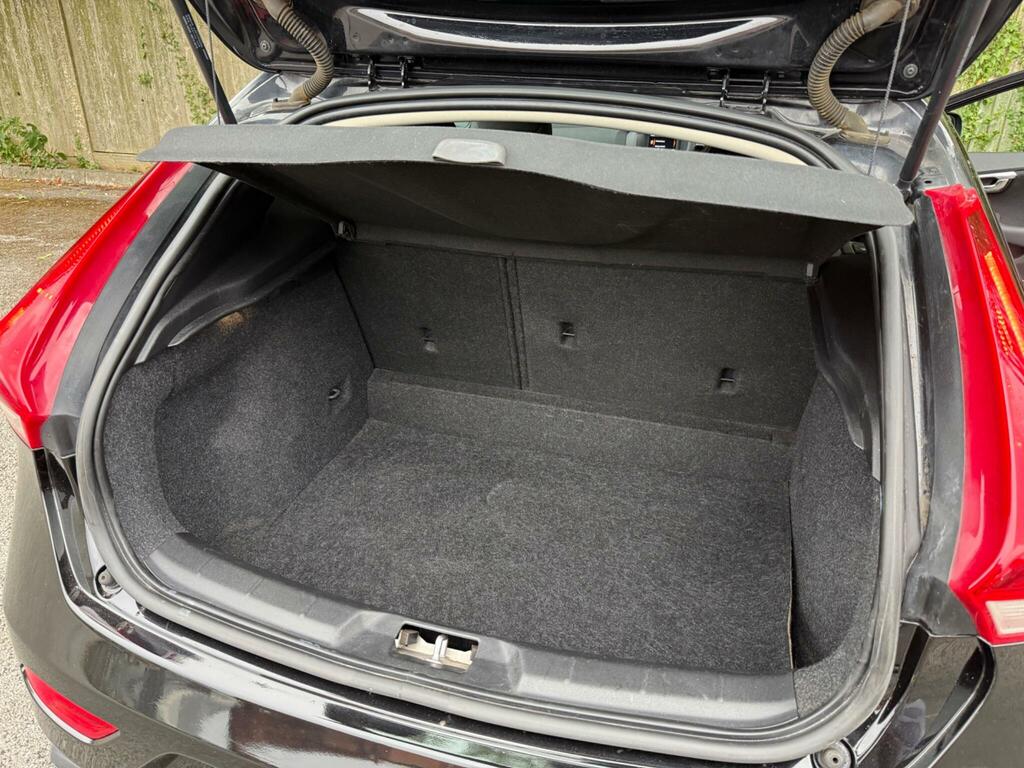 Volvo V40 T2 122 Momentum Nav Plus Black #25