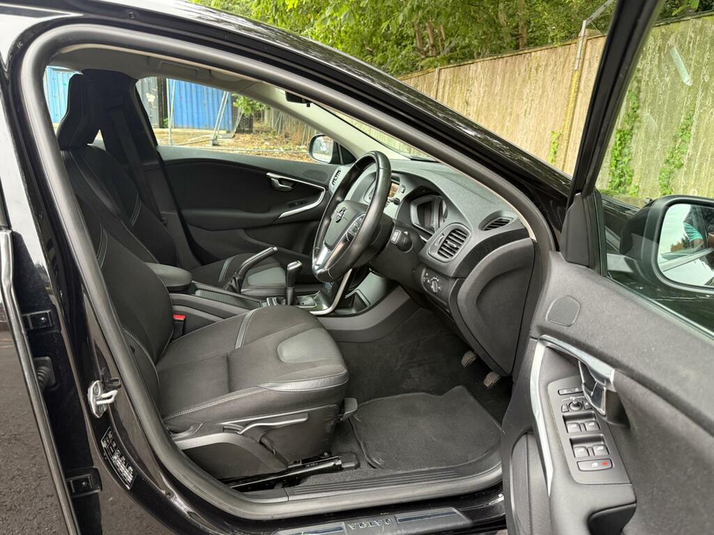 Volvo V40 T2 122 Momentum Nav Plus Black #12