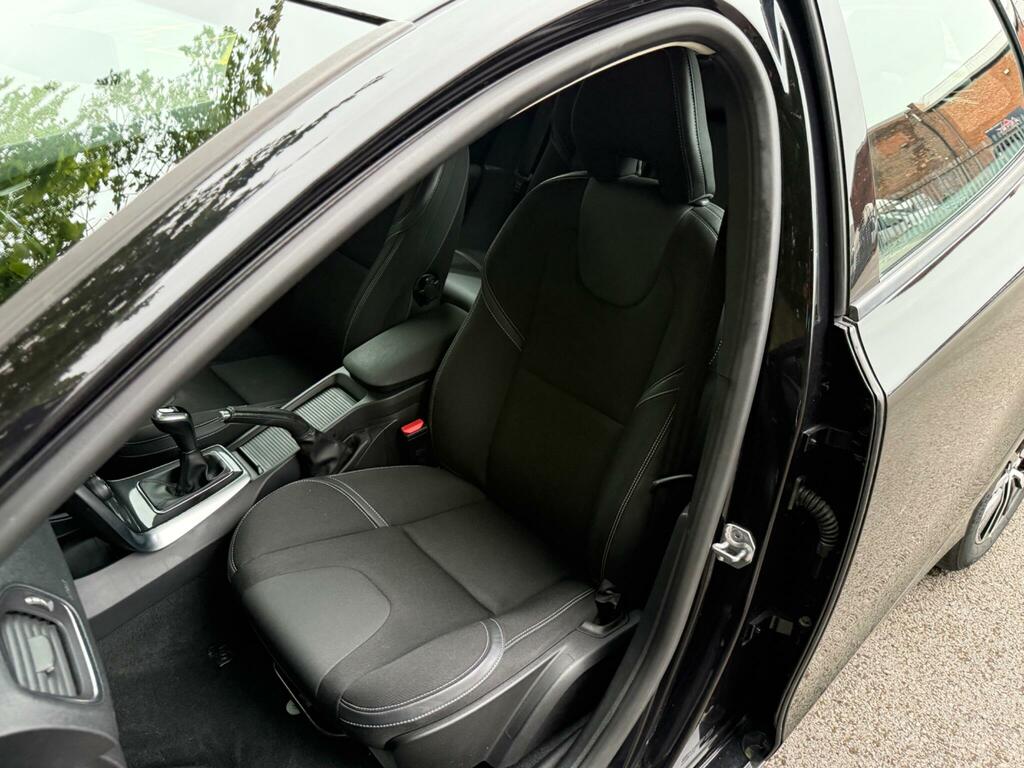 Volvo V40 T2 122 Momentum Nav Plus Black #27
