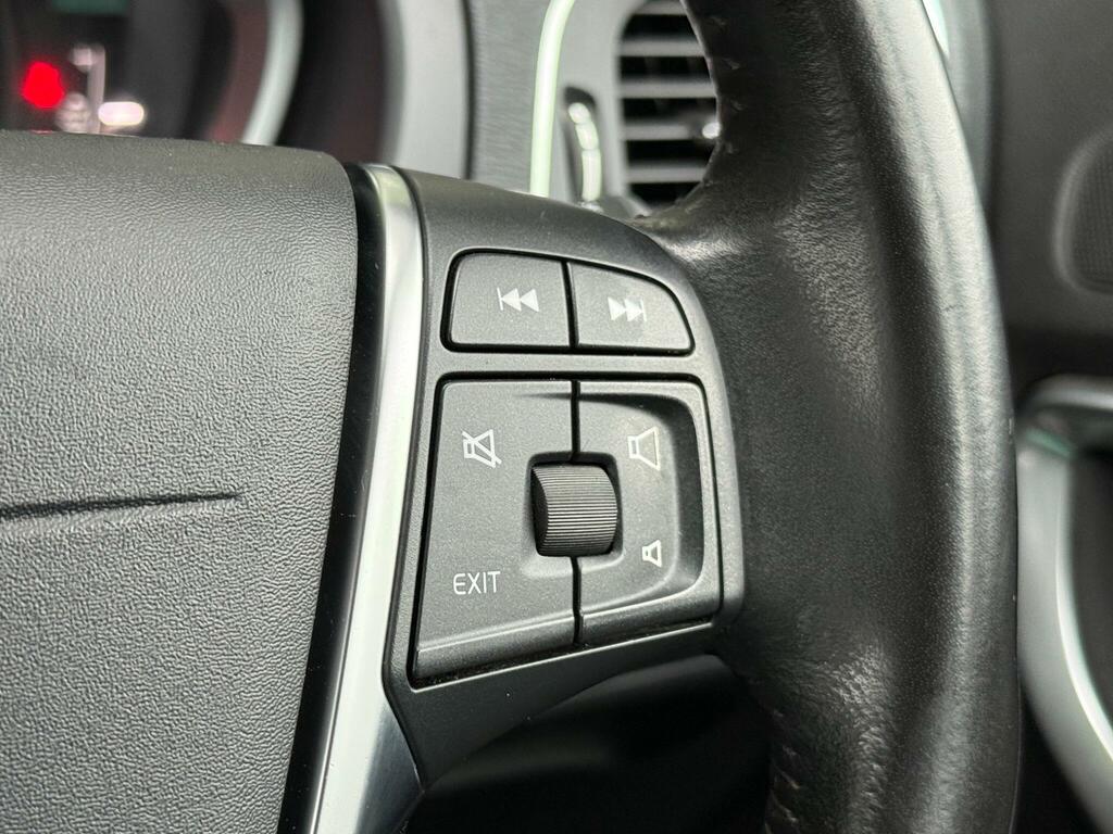 Volvo V40 T2 122 Momentum Nav Plus Black #16