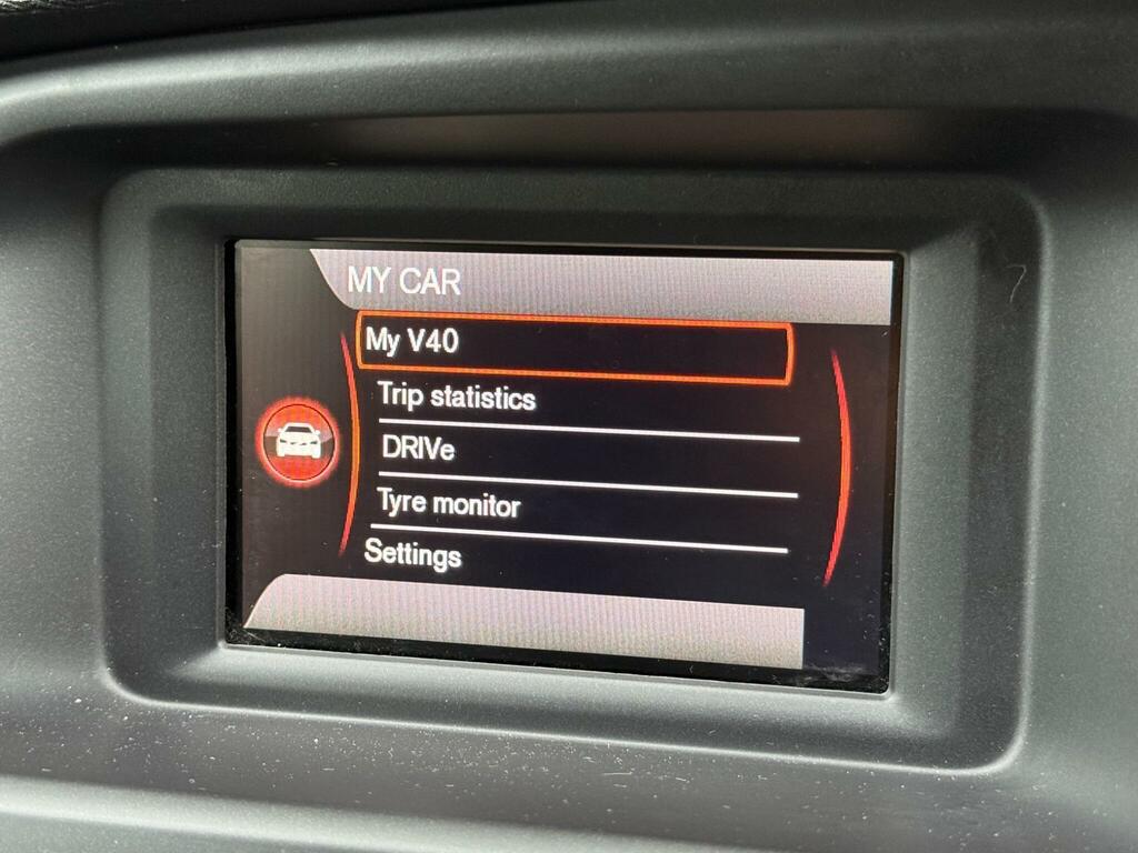 Volvo V40 T2 122 Momentum Nav Plus Black #20