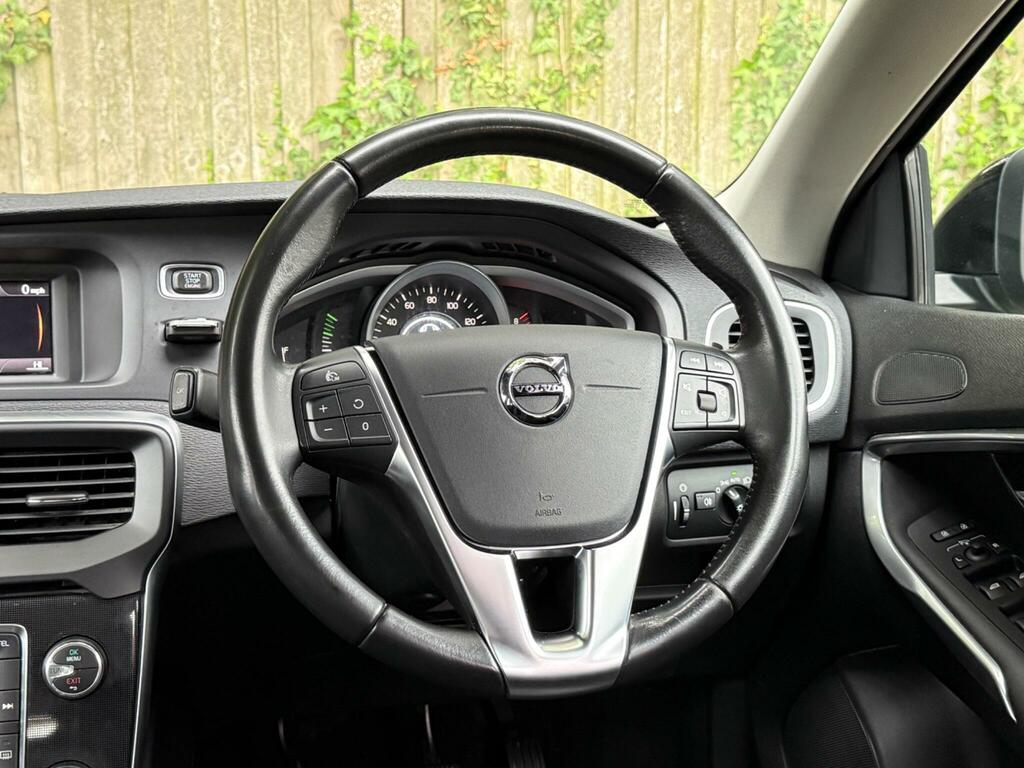 Volvo V40 T2 122 Momentum Nav Plus Black #26