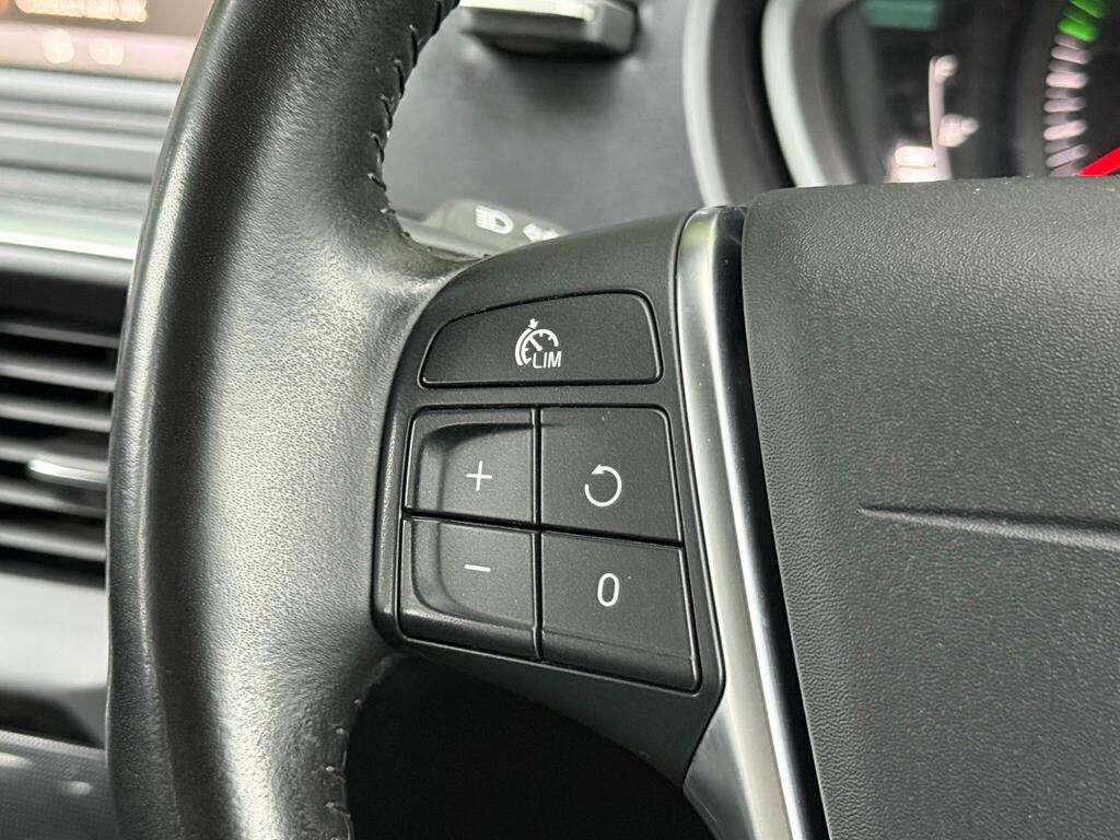 Volvo V40 T2 122 Momentum Nav Plus Black #17