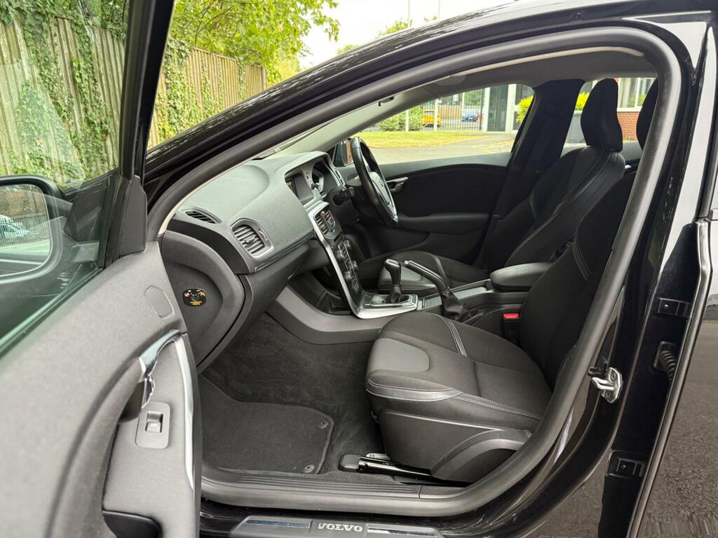 Volvo V40 T2 122 Momentum Nav Plus Black #28