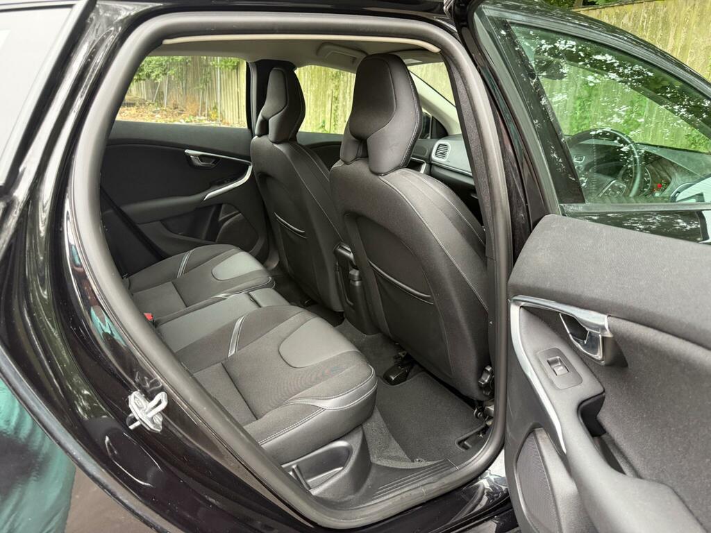 Volvo V40 T2 122 Momentum Nav Plus Black #13