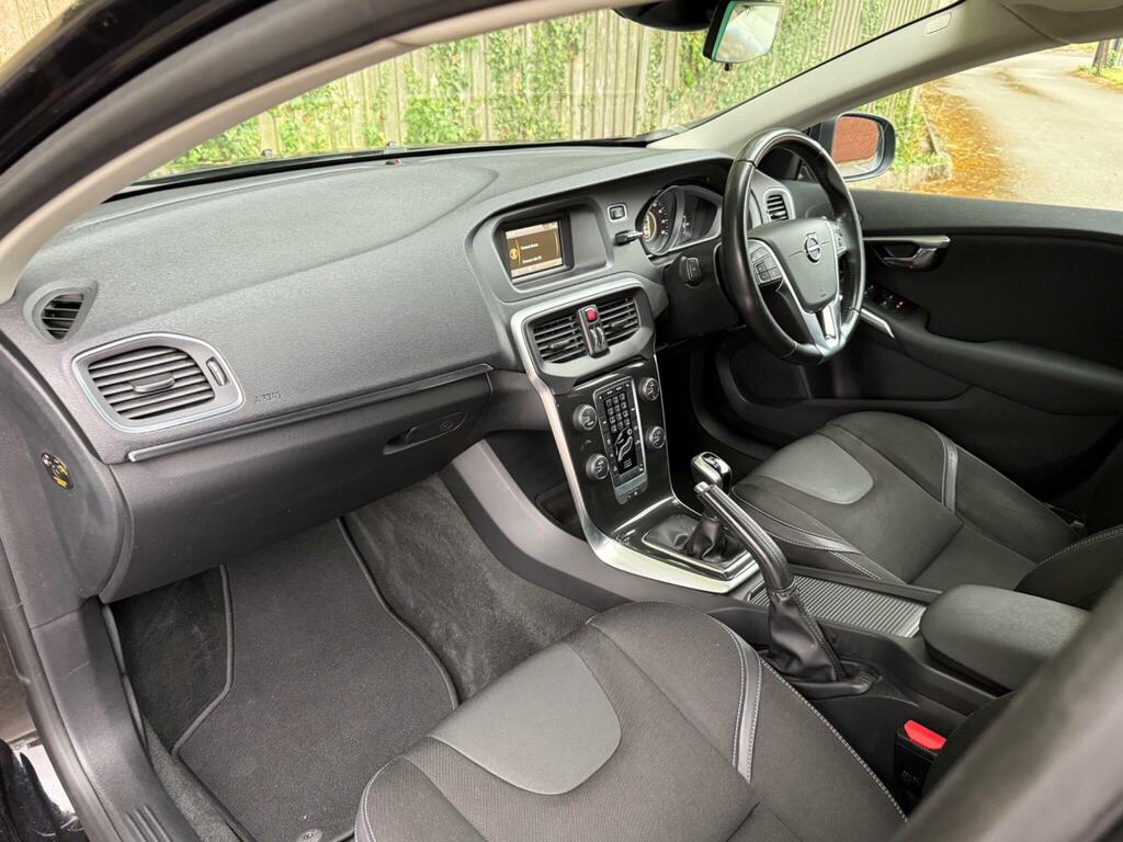 Volvo V40 T2 122 Momentum Nav Plus Black #9