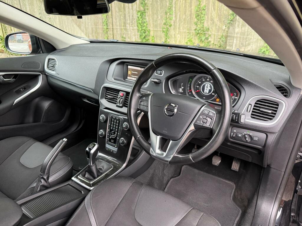 Volvo V40 T2 122 Momentum Nav Plus Black #10