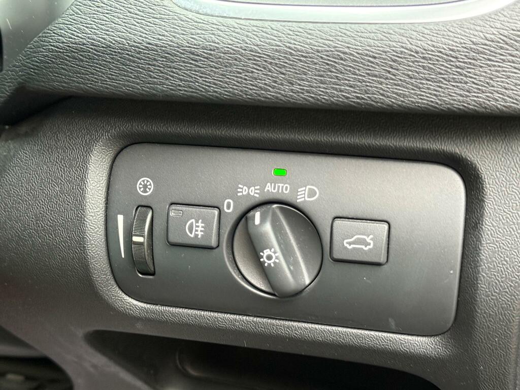 Volvo V40 T2 122 Momentum Nav Plus Black #15