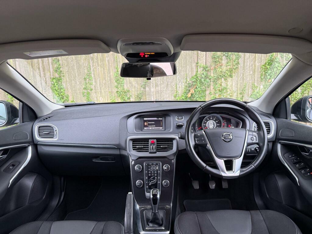 Volvo V40 T2 122 Momentum Nav Plus Black #11
