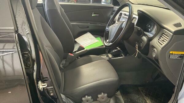 Kia RIO Hatchback Black #9