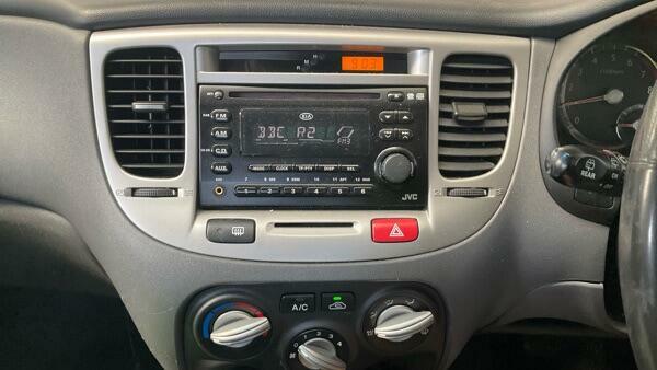 Kia RIO Hatchback Black #12