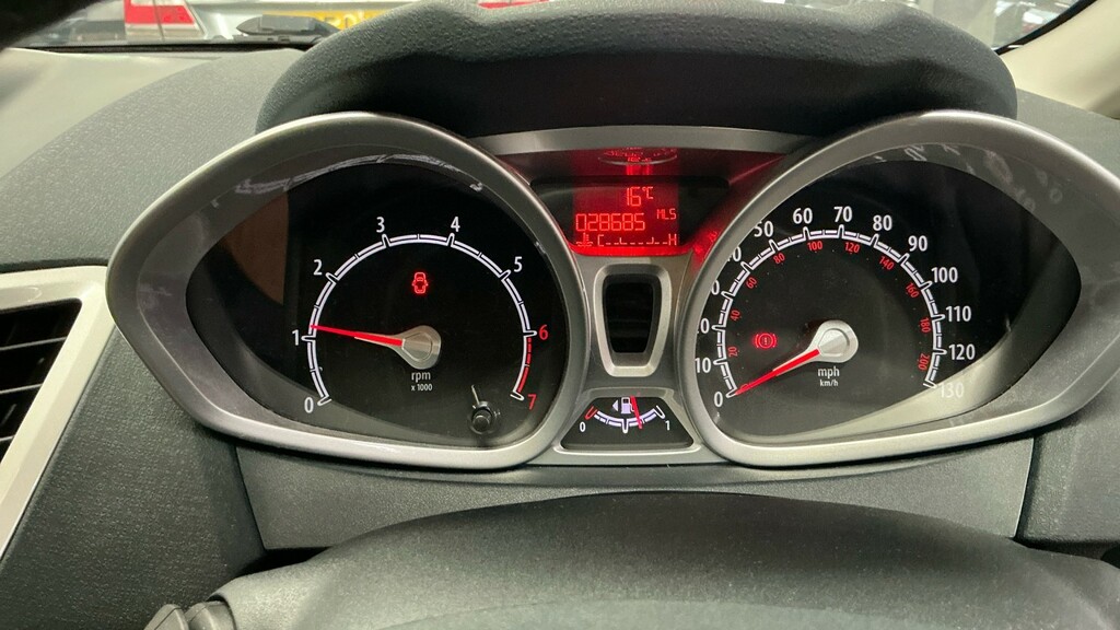 Ford Fiesta 1.2 Zetec 2012 White #6
