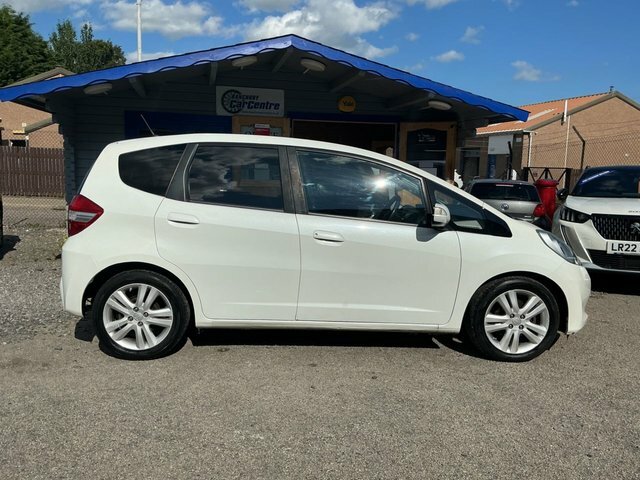 Honda Jazz 2015 1.4 I-vtec Es Plus Hatchback Cvt E LV15CGK White #2
