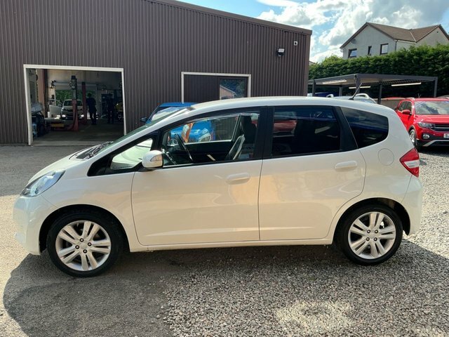 Honda Jazz 2015 1.4 I-vtec Es Plus Hatchback Cvt E LV15CGK White #6