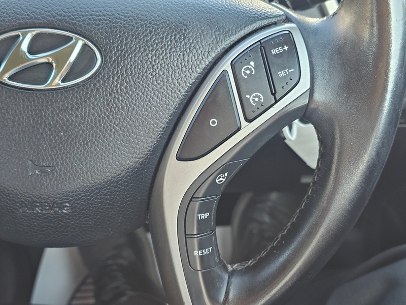 Hyundai Se Hatchback White #32