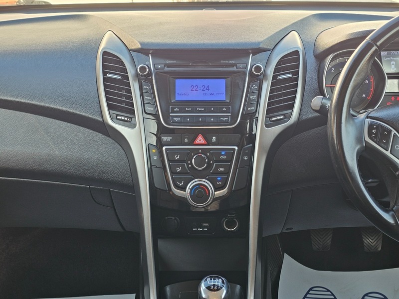 Hyundai Se Hatchback White #23