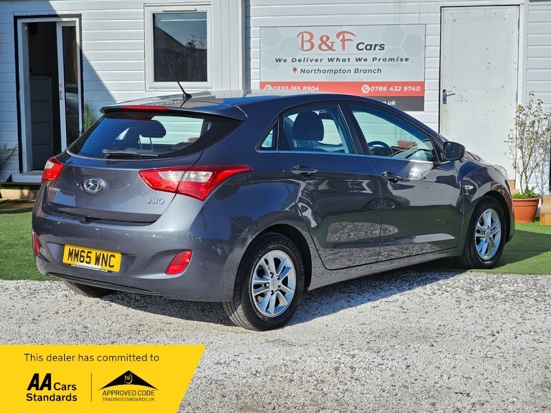 Hyundai Se Hatchback White #8