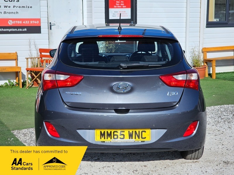 Hyundai Se Hatchback White #7