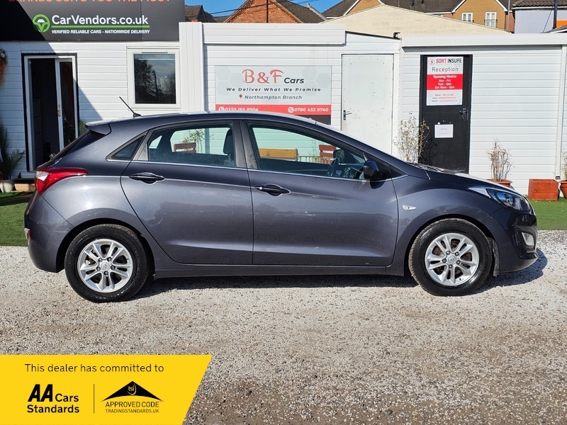 Hyundai Se Hatchback White #6