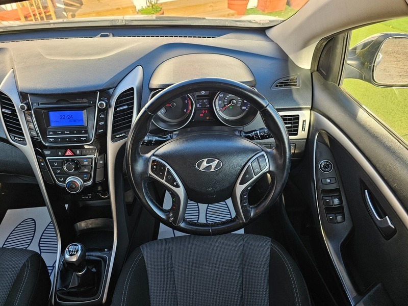 Hyundai Se Hatchback White #22