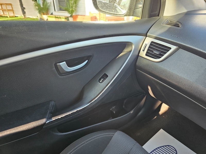 Hyundai Se Hatchback White #29